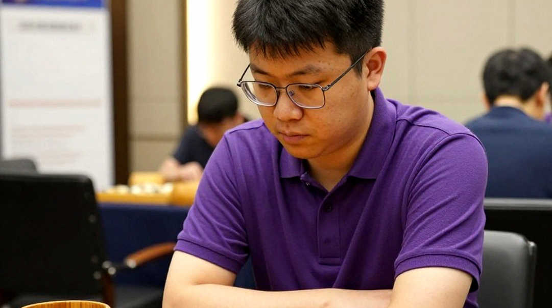 Nepomniachtchi bóp nghẹt Carlsen rồi vượt Sindarov bằng đồng hồ tại GCL 2026