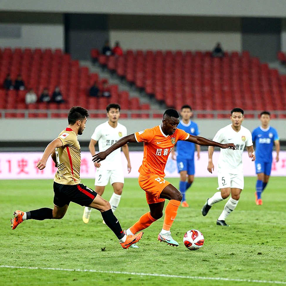 Luật thay năm người đang định giá lại ghế dự bị: kỳ chuyển nhượng Ligue 1 và cuộc chiến ở phút 60